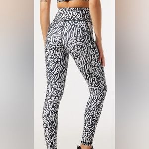 Savage X-Fenty Sky-Hi Logo Patch Super High-Waist Pocket Legging